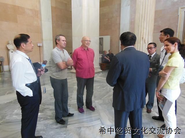 希腊国家考古博物馆执行馆长（左三）向代表团介绍情况