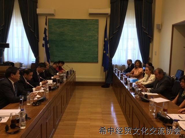 希腊议会第一副议长特拉加基斯先生会见中国新闻代表团并座谈